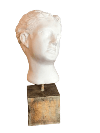 Escultura branca de mulher romana medio