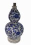 Abajur de cerâmica com detalhes de flores azuis e branco