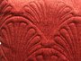 Almofada vermelha com detalhes de relevo