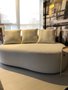 Chaise/sofa curvo tecido boucle cor off white acompanha 3 almofadas