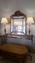 Espelho dourado clássico para parede, moldura com apliques.